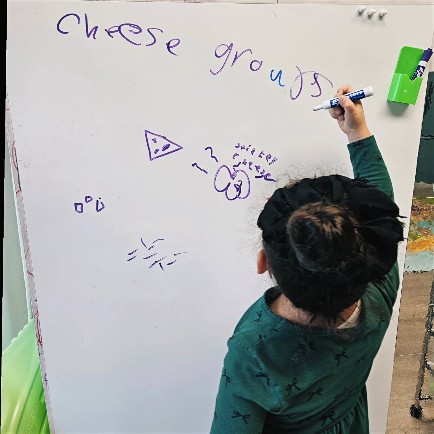 Creativity has no limits in our truly child-led feeding therapy sessions 💛 And guess what? Creativity doesn’t bring chaos —…