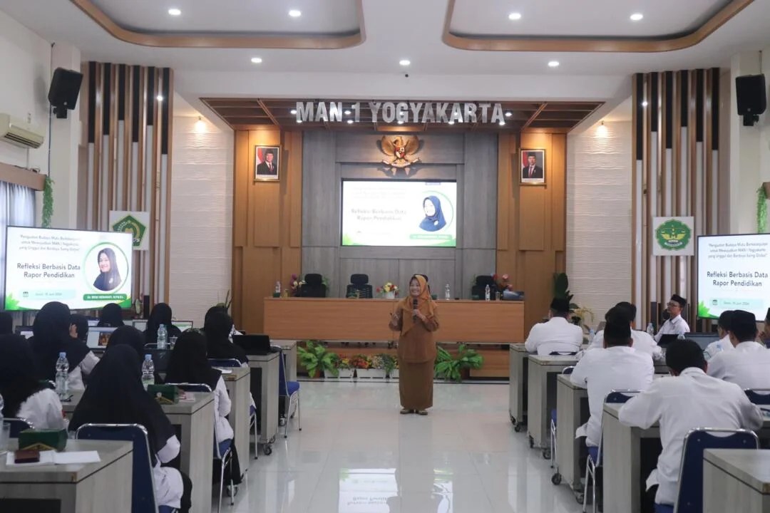 Berdasar Rapor Pendidikan, Dr. Reni Herawati Ajak MAN 1 Yogyakarta Lakukan Refleksi Yogyakarta – Data tidak hanya untuk dibaca, tetapi juga menjadi dasar perbaikan. Berangkat dari semangat tersebut, MAN 1 Yogyakarta menggelar kegiatan Refleksi Berbasis Data Rapor Pendidikan di aula lantai dua sebagai bagian dari penguatan budaya mutu berkelanjutan, Senin (15/6/2026). Kegiatan yang diikuti oleh guru dan tenaga kependidikan tersebut menghadirkan Dr. Dra. Reni Herawati, M.Pd., B.I., Pengawas Sekolah Dinas Pendidikan, Pemuda, dan Olahraga Daerah Istimewa Yogyakarta, sebagai narasumber utama. Dalam sambutannya, Kepala MAN 1 Yogyakarta, Edi Triyanto, S.Ag., S.Pd., M.Pd., mengajak seluruh warga madrasah untuk terus meningkatkan kualitas diri dan kinerja sebagai bentuk syukur atas amanah yang diberikan.... https://siaran-berita.com/berdasar-rapor-pendidikan-dr-reni-herawati-ajak-man-1-yogyakarta-lakukan-refleksi/ Berdasar Rapor Pendidikan, Dr. Reni Herawati Ajak MAN 1 Yogyakarta Lakukan Refleksi Yogyakarta – Data tidak hanya untuk dibaca, tetapi juga menjadi dasar perbaikan. Berangkat dari semangat tersebut, MAN 1 Yogyakarta menggelar kegiatan Refleksi Berbasis Data Rapor Pendidikan di aula lantai dua sebagai bagian dari penguatan budaya mutu berkelanjutan, Senin (15/6/2026). Kegiatan yang diikuti oleh guru dan tenaga kependidikan tersebut menghadirkan Dr. Dra. Reni Herawati, M.Pd., B.I., Pengawas Sekolah Dinas Pendidikan, Pemuda, dan Olahraga Daerah Istimewa Yogyakarta, sebagai narasumber utama. Dalam sambutannya, Kepala MAN 1 Yogyakarta, Edi Triyanto, S.Ag., S.Pd., M.Pd., mengajak seluruh warga madrasah untuk terus meningkatkan kualitas diri dan kinerja sebagai bentuk syukur atas amanah yang diberikan.... https://siaran-berita.com/berdasar-rapor-pendidikan-dr-reni-herawati-ajak-man-1-yogyakarta-lakukan-refleksi/