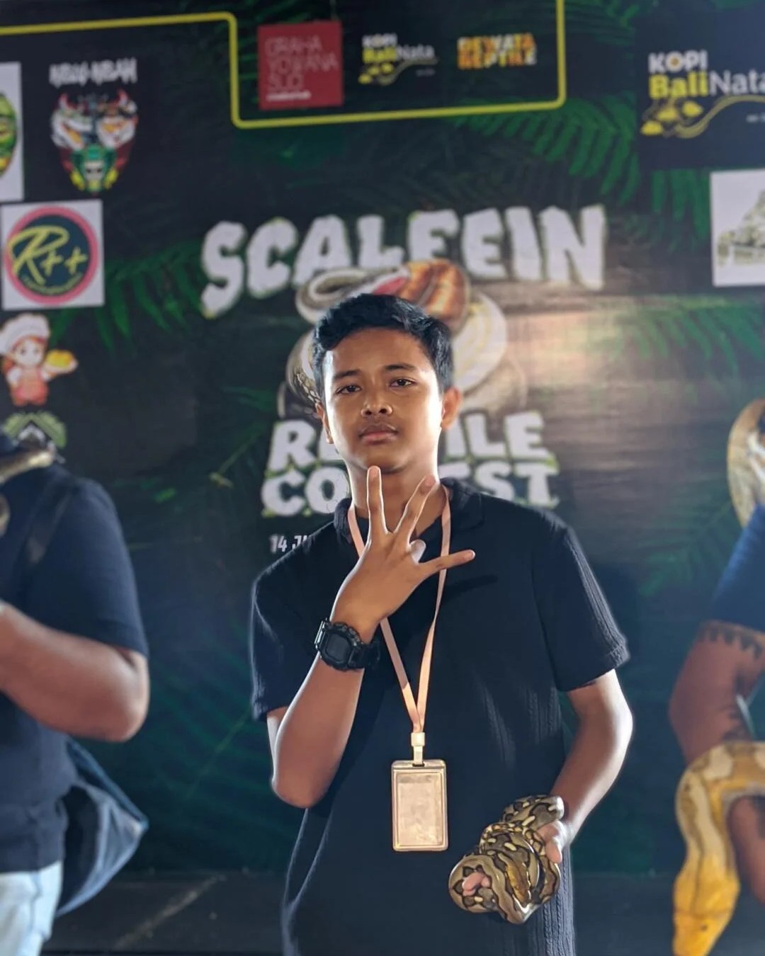 Rama Exopets, Pemuda berumur 14 Tahun dari Bali menjadi Reptile Seller Termuda, Bangun Bisnis Hewan Peliharaan Sendiri Denpasar, 16 Juni 2026 – Rama Dhitya Febrian Hardiansyah, pelajar SMP Chis Kota Bali yang baru berusia 14 tahun, telah mencuri perhatian sebagai reptile seller termuda di Indonesia. Lahir di Sukabumi pada 11 Februari 2012, Rama sempat pindah ke Bali karena pekerjaan orang tuanya dari Bandung. Kini, ia membangun personal branding sebagai pemuda kreatif dan konsisten yang ingin memberikan dampak positif melalui kerja keras, mimpi besar, dan niat tulus. Rama mengaku ketertarikannya di bidang bisnis, penjualan reptile, dan pengembangan diri mendorongnya memulai usaha jual beli hewan peliharaan, mulai dari reptile hingga mamalia.... https://siaran-berita.com/rama-exopets-pemuda-berumur-14-tahun-dari-bali-menjadi-reptile-seller-termuda-bangun-bisnis-hewan-peliharaan-sendiri/ Rama Exopets, Pemuda berumur 14 Tahun dari Bali menjadi Reptile Seller Termuda, Bangun Bisnis Hewan Peliharaan Sendiri Denpasar, 16 Juni 2026 – Rama Dhitya Febrian Hardiansyah, pelajar SMP Chis Kota Bali yang baru berusia 14 tahun, telah mencuri perhatian sebagai reptile seller termuda di Indonesia. Lahir di Sukabumi pada 11 Februari 2012, Rama sempat pindah ke Bali karena pekerjaan orang tuanya dari Bandung. Kini, ia membangun personal branding sebagai pemuda kreatif dan konsisten yang ingin memberikan dampak positif melalui kerja keras, mimpi besar, dan niat tulus. Rama mengaku ketertarikannya di bidang bisnis, penjualan reptile, dan pengembangan diri mendorongnya memulai usaha jual beli hewan peliharaan, mulai dari reptile hingga mamalia.... https://siaran-berita.com/rama-exopets-pemuda-berumur-14-tahun-dari-bali-menjadi-reptile-seller-termuda-bangun-bisnis-hewan-peliharaan-sendiri/