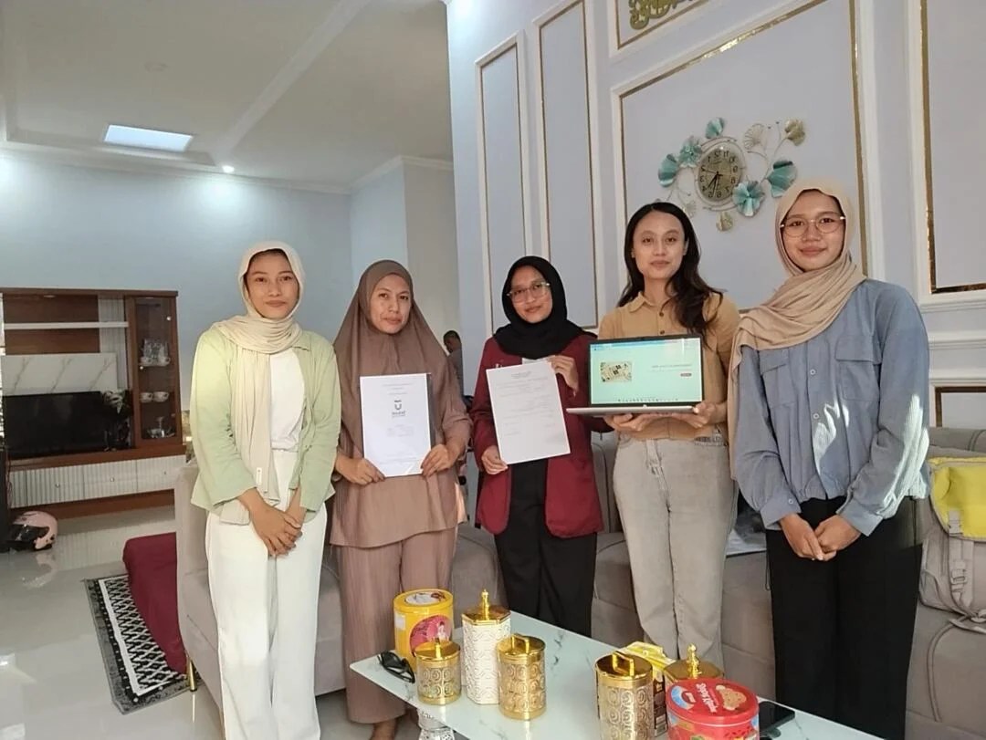 Dorong Digitalisasi UMKM Mamochi, Mahasiswa Telkom University Purwokerto Luncurkan Website untuk Meningkatkan Digital Marketing Mahasiswa dari Telkom University Purwokerto melaksanakan kegiatan Pengabdian kepada Masyarakat dengan menyerahkan secara resmi website e-commerce kepada mitra UMKM Mamochi yang berlokasi di Jl. Tanjlig No. 45, Sokanegara, Purwokerto Timur, pada Selasa, 26 Mei 2026. Kegiatan ini merupakan bagian dari program mata kuliah Informatika untuk Masyarakat yang dilaksanakan oleh tim mahasiswa yang diketuai oleh Anissa Fauzia Isyanti, dengan anggota tim Maria Dwi Astuti, Mansyuroh, dan Oktavania Ayu Rahmadanty, di bawah bimbingan dosen Muhamad Azrino Gustalika, S.Kom., M.Tr.T. Dalam kegiatan ini, tim mahasiswa memberikan sosialisasi dan pelatihan penggunaan website e-commerce sebagai bentuk transformasi digital bagi UMKM.... https://siaran-berita.com/dorong-digitalisasi-umkm-mamochi-mahasiswa-telkom-university-purwokerto-luncurkan-website-untuk-meningkatkan-digital-marketing/ Dorong Digitalisasi UMKM Mamochi, Mahasiswa Telkom University Purwokerto Luncurkan Website untuk Meningkatkan Digital Marketing Mahasiswa dari Telkom University Purwokerto melaksanakan kegiatan Pengabdian kepada Masyarakat dengan menyerahkan secara resmi website e-commerce kepada mitra UMKM Mamochi yang berlokasi di Jl. Tanjlig No. 45, Sokanegara, Purwokerto Timur, pada Selasa, 26 Mei 2026. Kegiatan ini merupakan bagian dari program mata kuliah Informatika untuk Masyarakat yang dilaksanakan oleh tim mahasiswa yang diketuai oleh Anissa Fauzia Isyanti, dengan anggota tim Maria Dwi Astuti, Mansyuroh, dan Oktavania Ayu Rahmadanty, di bawah bimbingan dosen Muhamad Azrino Gustalika, S.Kom., M.Tr.T. Dalam kegiatan ini, tim mahasiswa memberikan sosialisasi dan pelatihan penggunaan website e-commerce sebagai bentuk transformasi digital bagi UMKM.... https://siaran-berita.com/dorong-digitalisasi-umkm-mamochi-mahasiswa-telkom-university-purwokerto-luncurkan-website-untuk-meningkatkan-digital-marketing/