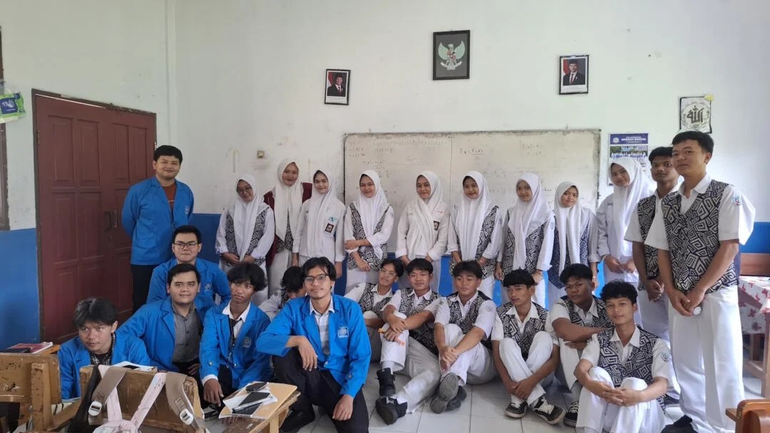 Mahasiswa Universitas BSI Cikarang Sukses Gelar PKM Pendidikan Karakter di SMK Informatika Amanah Bangsa CIKARANG – Kelompok mahasiswa Program Studi Teknologi Informasi Kampus Cikarang, Fakultas Teknik dan Informatika, Universitas Bina Sarana Informatika (UBSI) sukses melaksanakan kegiatan Program Kreativitas Mahasiswa (PKM). Kegiatan yang mengusung tema “Nalar Kritis dan Aksi Gotong Royong: Menyiapkan Pelajar SMK sebagai Garda Depan Peradaban Bangsa” ini diselenggarakan di SMK Informatika Amanah Bangsa pada Selasa, 13 Mei 2025. Kegiatan PKM ini dilaksanakan oleh delapan mahasiswa, yaitu Muhammad Aditya Ramdani, Rifki Prada Aldyansyah, Mochammad Wildan Affandi Rizki, Fauzan Khalid Arifin, Wildan Abdu Rachman, Firman Surya Saputra, Avril Hanif Khairul, dan Moh Nizar Zulmi. Edukasi ini bertujuan untuk membentuk karakter generasi muda agar tidak hanya cerdas secara akademik, tetapi juga memiliki integritas tinggi dan kepedulian sosial yang kuat di era digital.... https://siaran-berita.com/mahasiswa-universitas-bsi-cikarang-sukses-gelar-pkm-pendidikan-karakter-di-smk-informatika-amanah-bangsa/ Mahasiswa Universitas BSI Cikarang Sukses Gelar PKM Pendidikan Karakter di SMK Informatika Amanah Bangsa CIKARANG – Kelompok mahasiswa Program Studi Teknologi Informasi Kampus Cikarang, Fakultas Teknik dan Informatika, Universitas Bina Sarana Informatika (UBSI) sukses melaksanakan kegiatan Program Kreativitas Mahasiswa (PKM). Kegiatan yang mengusung tema “Nalar Kritis dan Aksi Gotong Royong: Menyiapkan Pelajar SMK sebagai Garda Depan Peradaban Bangsa” ini diselenggarakan di SMK Informatika Amanah Bangsa pada Selasa, 13 Mei 2025. Kegiatan PKM ini dilaksanakan oleh delapan mahasiswa, yaitu Muhammad Aditya Ramdani, Rifki Prada Aldyansyah, Mochammad Wildan Affandi Rizki, Fauzan Khalid Arifin, Wildan Abdu Rachman, Firman Surya Saputra, Avril Hanif Khairul, dan Moh Nizar Zulmi. Edukasi ini bertujuan untuk membentuk karakter generasi muda agar tidak hanya cerdas secara akademik, tetapi juga memiliki integritas tinggi dan kepedulian sosial yang kuat di era digital.... https://siaran-berita.com/mahasiswa-universitas-bsi-cikarang-sukses-gelar-pkm-pendidikan-karakter-di-smk-informatika-amanah-bangsa/