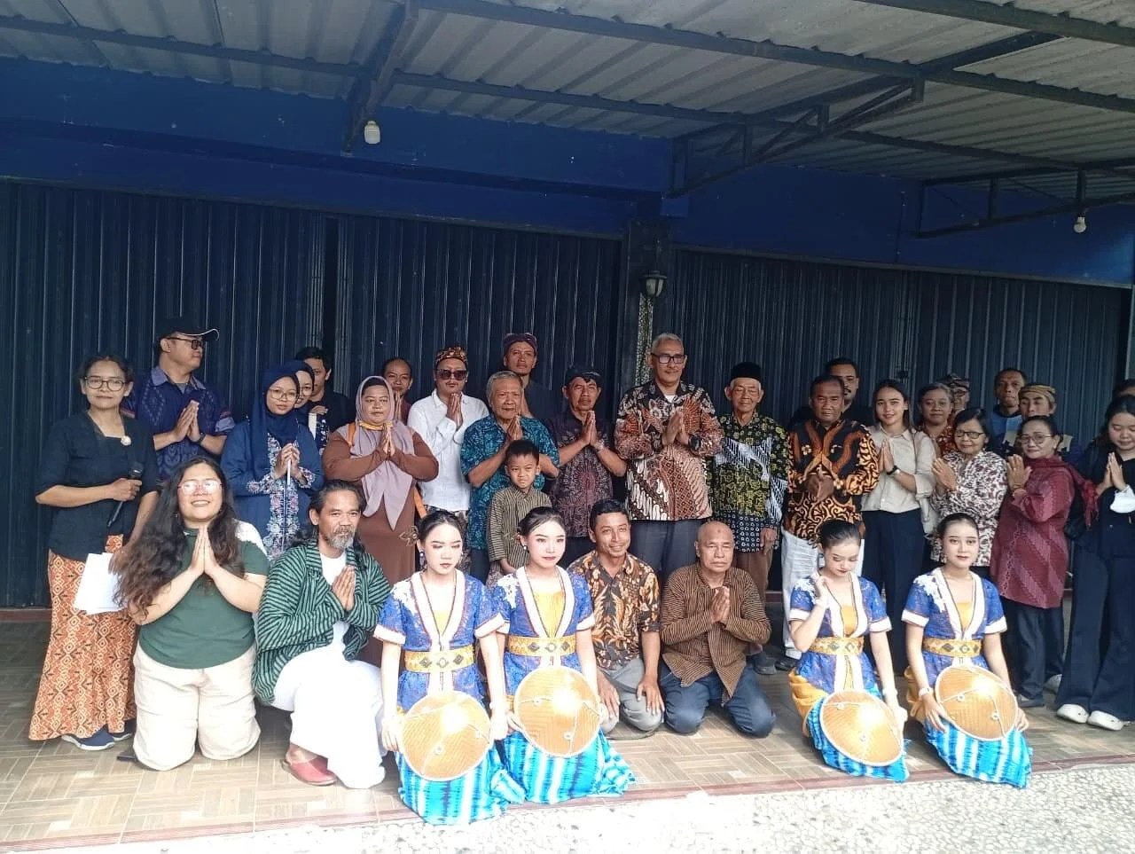 SAL Angkatan IV Dorong Gerakan Merawat Bumi dan Menyiapkan Generasi Berbasis Kearifan Leluhur SLEMAN — Sekolah Agama Leluhur (SAL) Daerah Istimewa Yogyakarta Angkatan IV yang dilaksanakan selama 3 hari, mendorong lahirnya gerakan berbasis kearifan lokal yang tidak berhenti pada ruang pembelajaran, tetapi diterapkan dalam kehidupan masyarakat. Gagasan itu mengemuka dalam pembukaan SAL Angkatan IV di Sri Tumuwuh, Seyegan, Sleman pada Jumat (21/08). SAL Angkatan IV mengangkat tema “Memetri Bumi, Nggulawenthah Generasi”. Tema tersebut menempatkan pelestarian lingkungan dan regenerasi nilai-nilai luhur sebagai bagian penting dari pembelajaran agama leluhur. Direktur Bina Kepercayaan Terhadap Tuhan Yang Maha Esa dan Masyarakat Adat pada Kementerian Kebudayaan, Sjamsul Hadi, S.H., M.M.... https://siaran-berita.com/sal-angkatan-iv-dorong-gerakan-merawat-bumi-dan-menyiapkan-generasi-berbasis-kearifan-leluhur/ SAL Angkatan IV Dorong Gerakan Merawat Bumi dan Menyiapkan Generasi Berbasis Kearifan Leluhur SLEMAN — Sekolah Agama Leluhur (SAL) Daerah Istimewa Yogyakarta Angkatan IV yang dilaksanakan selama 3 hari, mendorong lahirnya gerakan berbasis kearifan lokal yang tidak berhenti pada ruang pembelajaran, tetapi diterapkan dalam kehidupan masyarakat. Gagasan itu mengemuka dalam pembukaan SAL Angkatan IV di Sri Tumuwuh, Seyegan, Sleman pada Jumat (21/08). SAL Angkatan IV mengangkat tema “Memetri Bumi, Nggulawenthah Generasi”. Tema tersebut menempatkan pelestarian lingkungan dan regenerasi nilai-nilai luhur sebagai bagian penting dari pembelajaran agama leluhur. Direktur Bina Kepercayaan Terhadap Tuhan Yang Maha Esa dan Masyarakat Adat pada Kementerian Kebudayaan, Sjamsul Hadi, S.H., M.M.... https://siaran-berita.com/sal-angkatan-iv-dorong-gerakan-merawat-bumi-dan-menyiapkan-generasi-berbasis-kearifan-leluhur/