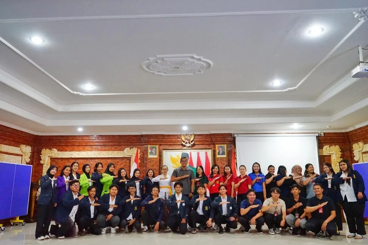 Ujian dan Penutupan KKN Nusantara VI di Desa Tegal Harum, Didukung PT Solid Utama Logistik TEGAL HARUM, 20 AGUSTUS 2026 - Rangkaian KKN Kolaborasi Nusantara VI di Desa Tegal Harum resmi berakhir pada Kamis, 20 Agustus 2026. Sebelum acara penutupan, mahasiswa terlebih dahulu mengikuti ujian KKN sebagai tahapan evaluasi akhir. Setelah ujian selesai, rangkaian kegiatan dilanjutkan dengan acara penutupan yang berlangsung di Aula Kantor Desa Tegal Harum. Kegiatan penutupan dihadiri oleh Perbekel Desa Tegal Harum I Komang Adi Widiantara, Sekretaris Desa Ida Ayu Putu Cahya Sugiantari, S.S., Dosen Pembimbing Lapangan Prof. Dr. Ida Ayu Tary Puspa, S.Ag., M.Par., serta para Kasi, Kaur, dan staf Pemerintah Desa Tegal Harum.... https://siaran-berita.com/ujian-dan-penutupan-kkn-nusantara-vi-di-desa-tegal-harum-didukung-pt-solid-utama-logistik/ Ujian dan Penutupan KKN Nusantara VI di Desa Tegal Harum, Didukung PT Solid Utama Logistik TEGAL HARUM, 20 AGUSTUS 2026 - Rangkaian KKN Kolaborasi Nusantara VI di Desa Tegal Harum resmi berakhir pada Kamis, 20 Agustus 2026. Sebelum acara penutupan, mahasiswa terlebih dahulu mengikuti ujian KKN sebagai tahapan evaluasi akhir. Setelah ujian selesai, rangkaian kegiatan dilanjutkan dengan acara penutupan yang berlangsung di Aula Kantor Desa Tegal Harum. Kegiatan penutupan dihadiri oleh Perbekel Desa Tegal Harum I Komang Adi Widiantara, Sekretaris Desa Ida Ayu Putu Cahya Sugiantari, S.S., Dosen Pembimbing Lapangan Prof. Dr. Ida Ayu Tary Puspa, S.Ag., M.Par., serta para Kasi, Kaur, dan staf Pemerintah Desa Tegal Harum.... https://siaran-berita.com/ujian-dan-penutupan-kkn-nusantara-vi-di-desa-tegal-harum-didukung-pt-solid-utama-logistik/