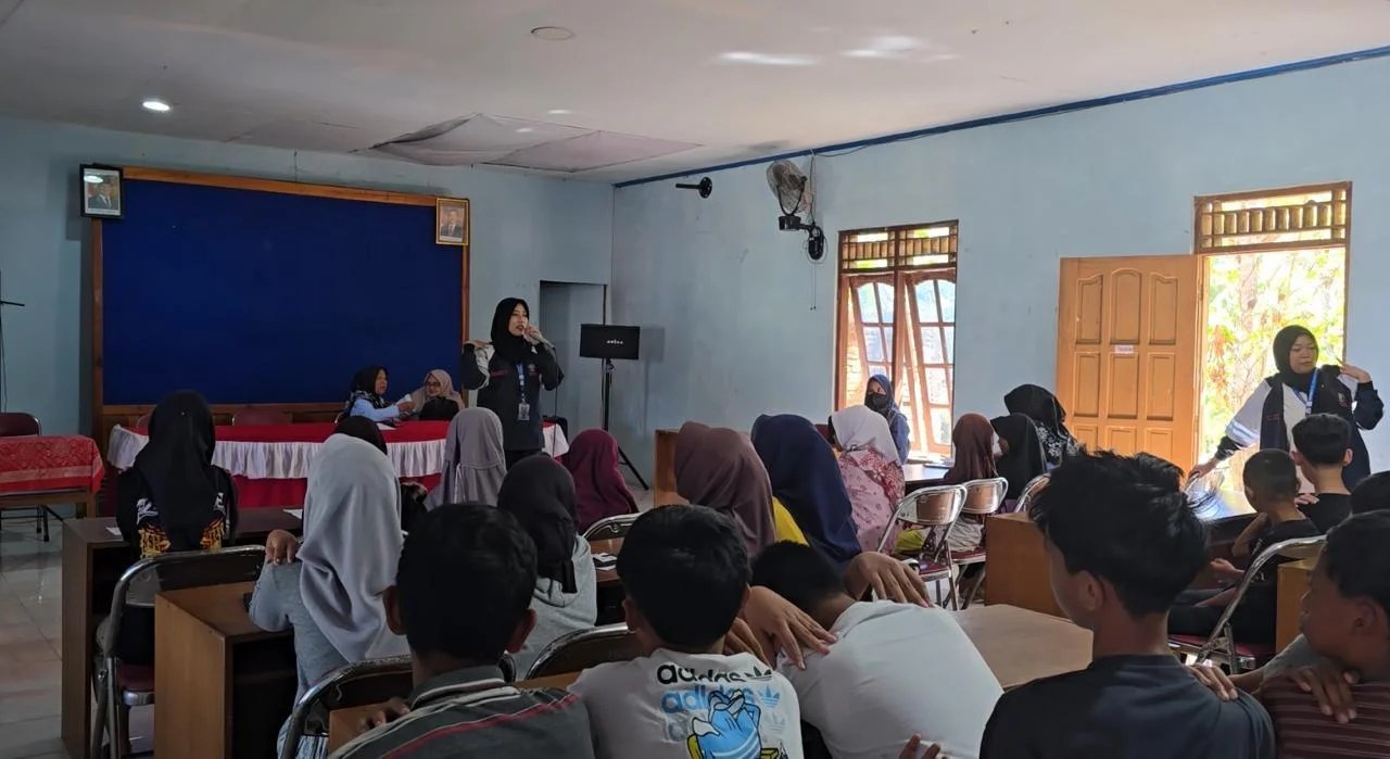 Mahasiswa Hukum KKN Undip Gencarkan Edukasi Pencegahan Kenakalan Remaja di Desa Bumiharjo Mahasiswa KKN Tim II Universitas Diponegoro (Undip), Fadhilah, mahasiswa Fakultas Hukum, sukses menggelar program kerja sosial masyarakat berupa edukasi pencegahan kenakalan remaja di Desa Bumiharjo, Kecamatan Nguntoronadi, Kabupaten Wonogiri. Berangkat dari latar belakang keilmuan hukum, Fadhilah menyoroti tiga persoalan yang kerap menjadi akar kenakalan remaja dan berpotensi menjerumuskan generasi muda ke ranah pelanggaran hukum, yakni penyalahgunaan NAPZA, perilaku seksual berisiko, serta penularan HIV/AIDS. Program ini juga menyinggung risiko hukum dan sosial dari perkawinan usia dini, sekaligus mendorong remaja untuk memiliki perencanaan masa depan yang lebih terarah. Kegiatan menyasar berbagai kalangan masyarakat, mulai dari siswa SMA, karang taruna, ibu-ibu PKK, hingga siswa sekolah dasar, dengan menggandeng Ibu Wiwin selaku Koordinator Petugas Lapangan Keluarga Berencana (PLKB) Kecamatan Nguntoronadi.... https://siaran-berita.com/mahasiswa-hukum-kkn-undip-gencarkan-edukasi-pencegahan-kenakalan-remaja-di-desa-bumiharjo/ Mahasiswa Hukum KKN Undip Gencarkan Edukasi Pencegahan Kenakalan Remaja di Desa Bumiharjo Mahasiswa KKN Tim II Universitas Diponegoro (Undip), Fadhilah, mahasiswa Fakultas Hukum, sukses menggelar program kerja sosial masyarakat berupa edukasi pencegahan kenakalan remaja di Desa Bumiharjo, Kecamatan Nguntoronadi, Kabupaten Wonogiri. Berangkat dari latar belakang keilmuan hukum, Fadhilah menyoroti tiga persoalan yang kerap menjadi akar kenakalan remaja dan berpotensi menjerumuskan generasi muda ke ranah pelanggaran hukum, yakni penyalahgunaan NAPZA, perilaku seksual berisiko, serta penularan HIV/AIDS. Program ini juga menyinggung risiko hukum dan sosial dari perkawinan usia dini, sekaligus mendorong remaja untuk memiliki perencanaan masa depan yang lebih terarah. Kegiatan menyasar berbagai kalangan masyarakat, mulai dari siswa SMA, karang taruna, ibu-ibu PKK, hingga siswa sekolah dasar, dengan menggandeng Ibu Wiwin selaku Koordinator Petugas Lapangan Keluarga Berencana (PLKB) Kecamatan Nguntoronadi.... https://siaran-berita.com/mahasiswa-hukum-kkn-undip-gencarkan-edukasi-pencegahan-kenakalan-remaja-di-desa-bumiharjo/