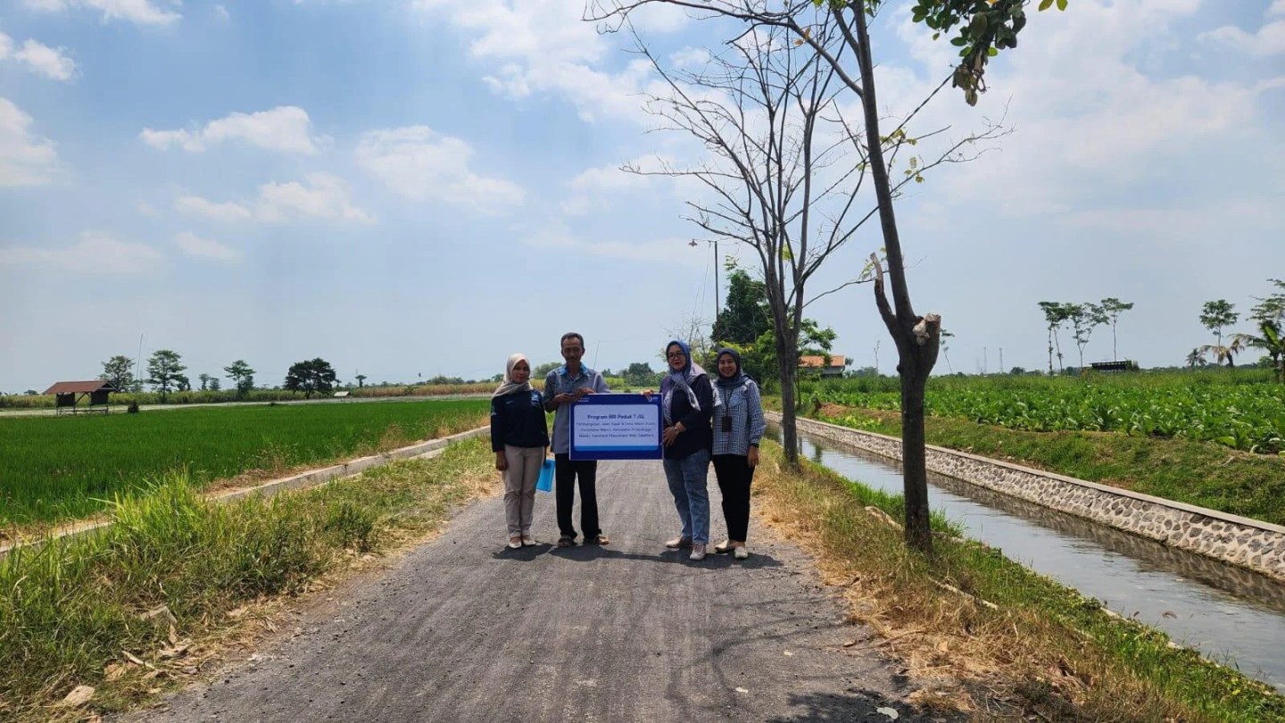 BRI Peduli Dukung Perbaikan Infrastruktur Jalan, Berikan Manfaat Nyata bagi Masyarakat Desa Maron Kulon Kec. Maron Kab. Probolinggo PROBOLINGGO - PT Bank Rakyat Indonesia (Persero) Tbk melalui program BRI Peduli Tanggung Jawab Sosial dan Lingkungan (TJSL) terus menunjukkan komitmennya dalam memberikan kontribusi nyata bagi masyarakat. Salah satu bentuk kepedulian tersebut diwujudkan melalui dukungan perbaikan infrastruktur Jalan Aspal Lapen di Desa Maron Kulon Kec. Maron Kab. Probolinggo dengan nilai bantuan sebesar Rp. 75.000.000,00. Dukungan tersebut diberikan sebagai bagian dari upaya BRI untuk membantu meningkatkan kualitas fasilitas umum yang menjadi kebutuhan masyarakat. Perbaikan jalan diharapkan dapat memberikan akses yang lebih aman dan nyaman sekaligus mendukung kelancaran mobilitas masyarakat dalam menjalankan berbagai aktivitas sehari-hari.... https://siaran-berita.com/bri-peduli-dukung-perbaikan-infrastruktur-jalan-berikan-manfaat-nyata-bagi-masyarakat-desa-maron-kulon-kec-maron-kab-probolinggo/ BRI Peduli Dukung Perbaikan Infrastruktur Jalan, Berikan Manfaat Nyata bagi Masyarakat Desa Maron Kulon Kec. Maron Kab. Probolinggo PROBOLINGGO - PT Bank Rakyat Indonesia (Persero) Tbk melalui program BRI Peduli Tanggung Jawab Sosial dan Lingkungan (TJSL) terus menunjukkan komitmennya dalam memberikan kontribusi nyata bagi masyarakat. Salah satu bentuk kepedulian tersebut diwujudkan melalui dukungan perbaikan infrastruktur Jalan Aspal Lapen di Desa Maron Kulon Kec. Maron Kab. Probolinggo dengan nilai bantuan sebesar Rp. 75.000.000,00. Dukungan tersebut diberikan sebagai bagian dari upaya BRI untuk membantu meningkatkan kualitas fasilitas umum yang menjadi kebutuhan masyarakat. Perbaikan jalan diharapkan dapat memberikan akses yang lebih aman dan nyaman sekaligus mendukung kelancaran mobilitas masyarakat dalam menjalankan berbagai aktivitas sehari-hari.... https://siaran-berita.com/bri-peduli-dukung-perbaikan-infrastruktur-jalan-berikan-manfaat-nyata-bagi-masyarakat-desa-maron-kulon-kec-maron-kab-probolinggo/