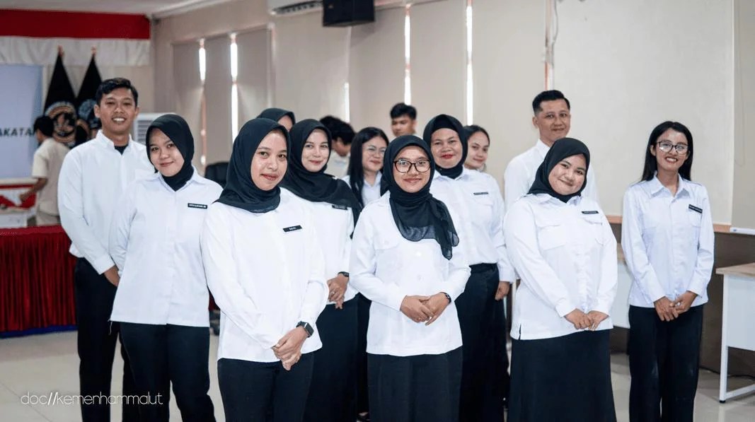 Persiapan Pelantikan, Calon PPPK Kemenham Wilker Malut Ikuti Gladi Bersih Pelantikan dan Pengambilan Sumpah Jabatan Fungsional Ternate – Seluruh Calon Pegawai Pemerintah dengan Perjanjian Kerja (PPPK) di lingkungan Kantor Wilayah Kerja (Wilker) Kementerian Hak Asasi Manusia (Kemenham) Maluku Utara telah selesai mengikuti kegiatan Gladi Bersih Pelantikan dan Pengambilan Sumpah/Janji Jabatan Fungsional pada Senin (31/8/2026). Kegiatan gladi bersih ini diselenggarakan sebagai tindak lanjut atas surat arahan dari Kementerian Hak Asasi Manusia yang menginstruksikan seluruh Calon PPPK di unit kerja masing-masing untuk wajib mengikuti rangkaian agenda pengangkatan tersebut. Pelaksanaan gladi ini bertujuan untuk memantapkan kesiapan teknis, alur protokoler, serta memastikan seluruh tahapan pengambilan sumpah/janji jabatan pada unit kerja penempatan dapat berjalan secara tertib dan khidmat.... https://siaran-berita.com/persiapan-pelantikan-calon-pppk-kemenham-wilker-malut-ikuti-gladi-bersih-pelantikan-dan-pengambilan-sumpah-jabatan-fungsional/ Persiapan Pelantikan, Calon PPPK Kemenham Wilker Malut Ikuti Gladi Bersih Pelantikan dan Pengambilan Sumpah Jabatan Fungsional Ternate – Seluruh Calon Pegawai Pemerintah dengan Perjanjian Kerja (PPPK) di lingkungan Kantor Wilayah Kerja (Wilker) Kementerian Hak Asasi Manusia (Kemenham) Maluku Utara telah selesai mengikuti kegiatan Gladi Bersih Pelantikan dan Pengambilan Sumpah/Janji Jabatan Fungsional pada Senin (31/8/2026). Kegiatan gladi bersih ini diselenggarakan sebagai tindak lanjut atas surat arahan dari Kementerian Hak Asasi Manusia yang menginstruksikan seluruh Calon PPPK di unit kerja masing-masing untuk wajib mengikuti rangkaian agenda pengangkatan tersebut. Pelaksanaan gladi ini bertujuan untuk memantapkan kesiapan teknis, alur protokoler, serta memastikan seluruh tahapan pengambilan sumpah/janji jabatan pada unit kerja penempatan dapat berjalan secara tertib dan khidmat.... https://siaran-berita.com/persiapan-pelantikan-calon-pppk-kemenham-wilker-malut-ikuti-gladi-bersih-pelantikan-dan-pengambilan-sumpah-jabatan-fungsional/