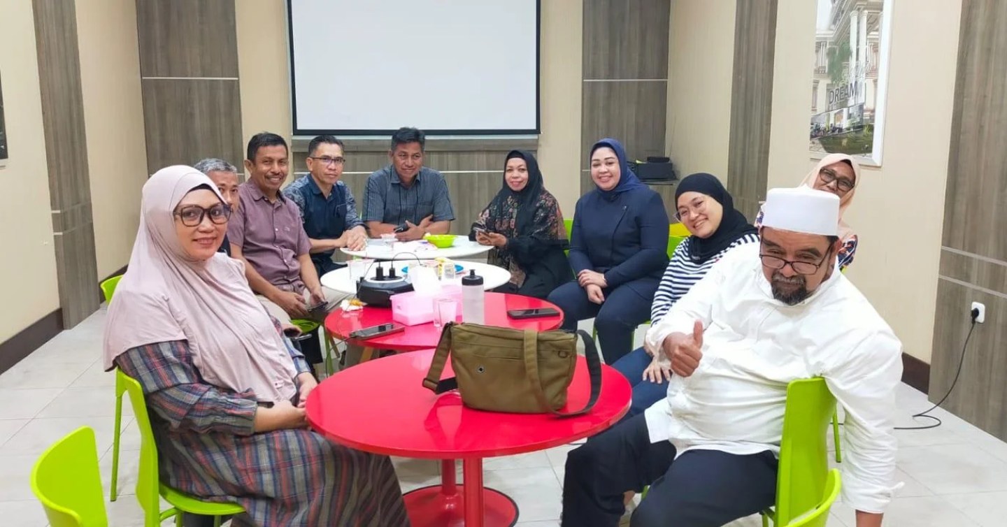 300 Warga Barru di Makassar Siap Hadiri Maulid dan Musda 2 Makassar, 31 Agustus 2026, Panitia Persiapan Musyawarah Daerah 2 Dewan Pimpinan Daerah (DPD) Kota Makassar Kerukunan Keluarga Daerah Barru (KKDB) melangsungkan persiapan untuk Musda 2. Musda 2 akan diselenggarakan pada Ahad, 13 September 2026 di Aula Kementerian Agama Provinsi Sulawesi Selatan. Ditargetkan 300 warga Barru yang ada di Makassar akan mengikuti Musda 2 dirangkaikan dengan Maulid Nabi Besar Muhammad saw. Pembawa hikmah Maulid akan disampaikan oleh Prof. Dr. AGH. M. Faried Wadjedy, Lc., MA. Ketua KKDB Makassar Dr. KH. Masykur Yusuf, M.Ag berharap seluruh warga dan keluarga Barru serta simpatisan turut meramaikan acara ini.... https://siaran-berita.com/300-warga-barru-di-makassar-siap-hadiri-maulid-dan-musda-2/ 300 Warga Barru di Makassar Siap Hadiri Maulid dan Musda 2 Makassar, 31 Agustus 2026, Panitia Persiapan Musyawarah Daerah 2 Dewan Pimpinan Daerah (DPD) Kota Makassar Kerukunan Keluarga Daerah Barru (KKDB) melangsungkan persiapan untuk Musda 2. Musda 2 akan diselenggarakan pada Ahad, 13 September 2026 di Aula Kementerian Agama Provinsi Sulawesi Selatan. Ditargetkan 300 warga Barru yang ada di Makassar akan mengikuti Musda 2 dirangkaikan dengan Maulid Nabi Besar Muhammad saw. Pembawa hikmah Maulid akan disampaikan oleh Prof. Dr. AGH. M. Faried Wadjedy, Lc., MA. Ketua KKDB Makassar Dr. KH. Masykur Yusuf, M.Ag berharap seluruh warga dan keluarga Barru serta simpatisan turut meramaikan acara ini.... https://siaran-berita.com/300-warga-barru-di-makassar-siap-hadiri-maulid-dan-musda-2/